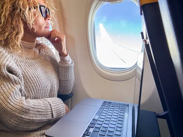 Reisen Und Technologie Ich Fliege Zur Arbeit Geschäftsfrau Mittleren Alters Stockbild