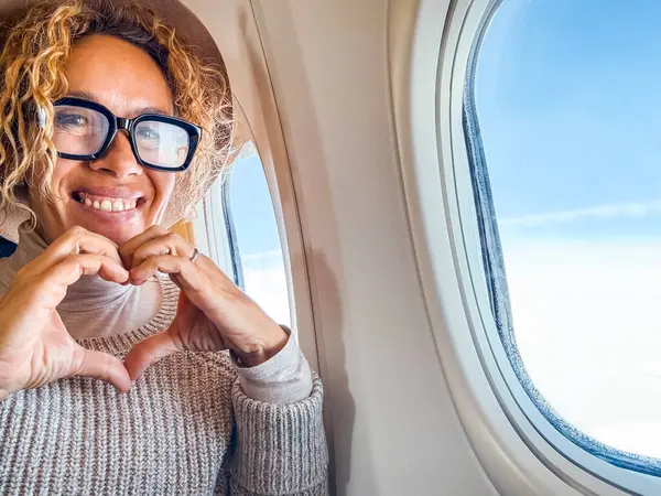 Letá Blondýnka Brýlemi Sedícími Sedadle Letadla Při Pohledu Okna Usmívá Stock Snímky