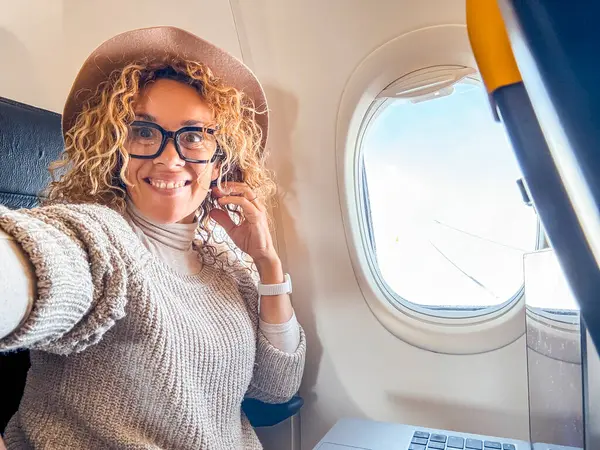 Mulher Loira Anos Usando Óculos Sentados Assento Avião Sorri Tirando Imagem De Stock