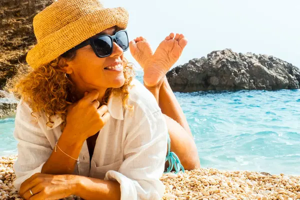 Toeristische Vrouw Liggend Aan Het Tropische Strand Genieten Van Outdoor Rechtenvrije Stockafbeeldingen
