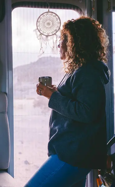 Blonďatá Žena Kudrnatými Vlasy Stojící Uvnitř Karavanu Šálkem Kávy Dívající Stock Snímky