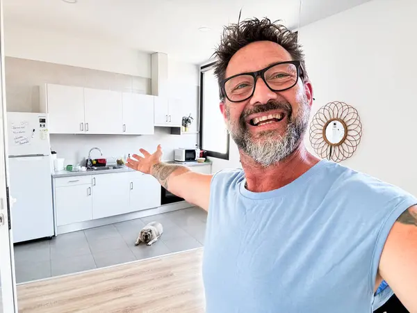 Uomo Dow Proprietario Prendere Foto Selfie Interno Casa Mostrando Cucina Immagine Stock