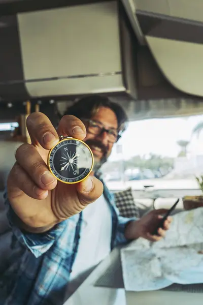 Reise Und Abenteuer Lifestyle Konzept Mann Zeigt Kompass Die Kamera Stockbild