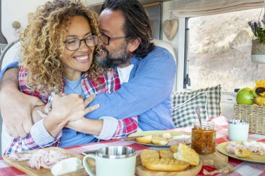 Heyecanlı ve mutlu bir çift öğle yemeği saatinde karavanın içinde birbirine aşık. Neşeli kadın ve erkek, macera yolculuğu boyunca araç nakliyesinde gülüp sarılıp eğleniyorlar. Aşk