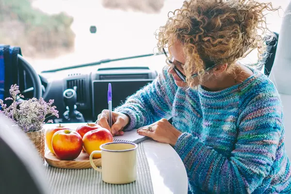 Viajar Vanlife Estilo Vida Concepto Personas Mujer Desayunando Escribiendo Mapas — Foto de Stock