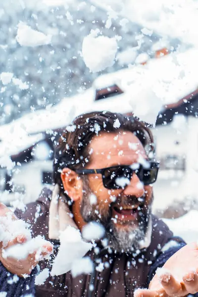 Homem Divertir Com Neve Nas Montanhas Férias Fotografia De Stock