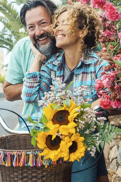 Glückliches Erwachsenes Verliebtes Paar Vergnügt Sich Gemeinsam Bei Freizeitaktivitäten Freien Stockfoto