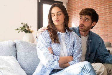 Üzgün ve kızgın bir kız. Kanepede oturmuş erkek arkadaşıyla ilişki sorunları düşünüyor. Evliliklerinde anlaşmazlıklar, kavga üstüne kavga, ayrılma ve boşanma kararı alıyor.