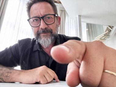 Klavyeye tıklayarak bir durumu şüphe ve endişeli ifadeyle kabul veya reddetmek. Dolandırıcılık ve dolandırıcılık, mahremiyet uyarısı. Laptop bilgisayarında virüs tespit edildi. Bir internet çalışanı endişeli olduğunu düşünüyor