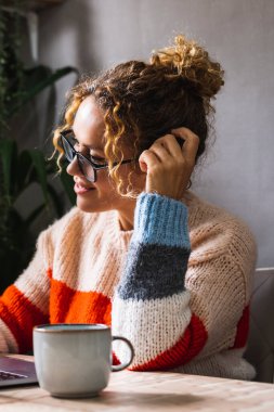 Yetişkin bir kadın internette dizüstü bilgisayarını kullanarak internette sörf yapıyor. Ev içi teknoloji eğlence aktivitesi. Bilgisayarda e-posta okuyan modern insanlar. Akıllı çalışma