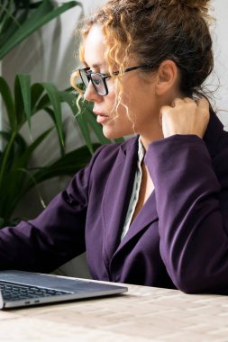 Bilgisayarlı, kablosuz internet bağlantısı olan, gözlüklü ve şık takım elbiseli, masa başında çalışan kendine güvenen genç girişimci. Ofisteki avukat. Bilgisayar kullanan bir iş kadını. Modern iş yaşam tarzı