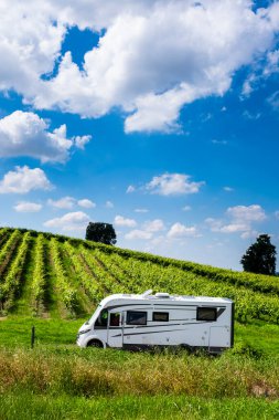 Modern karavan karavanı bir üzüm bağında park ediyor. Vanlife tarzı ve seyahat macerası. Eğlence aracıyla alternatif tatil tatili. Tekerlekli küçük bir ev. Campervan