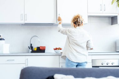 Arka plan mı, yoksa evde çalışan gerçek bir kadın mı? Boş zamanlarında. Beyaz Saray 'ın çevre tarzı asgari düzeyde. Kadın yaşam tarzı bağımsızlık