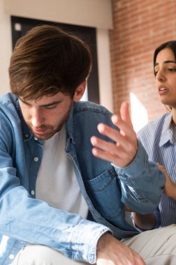 Yan yana oturan mutsuz genç çiftin yakın plan ilişkileri sorunlu, ayrılmayı ya da boşanmayı düşün. Aile âşıkları, perişan durumdaki erkek ve kadın, konuşmaktan kaçınır ve ilişki sorunlarında ihanetten acı çeker..