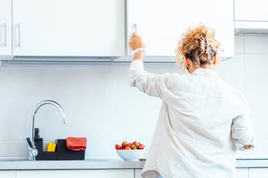 Arka plan mı, yoksa evde çalışan gerçek bir kadın mı? Boş zamanlarında. Beyaz Saray 'ın çevre tarzı asgari düzeyde. Kadın yaşam tarzı bağımsızlık