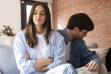 Yetişkin bir erkek ve kadının evdeki kanepede oturup kendilerini görmezden gelmeleriyle çift olarak ayrılırlar. Gücenmiş kız arkadaş ve üzgün erkek arkadaş ona bakmadan özür diliyor. Boşanma