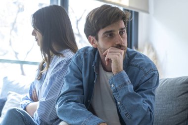 İlişki sorunları olan nişanlı bir çift tartışmanın ardından koltukta sırtüstü oturuyor, evliliklerinde anlaşmazlıklar yaşıyor, tartışmanın ardından çiftleri üzüyor, ayrılma ve boşanmaya karar veriyorlar.