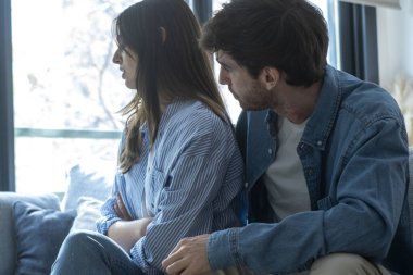 Üzgün ve kızgın bir kız. Kanepede oturmuş erkek arkadaşıyla ilişki sorunları düşünüyor. Evliliklerinde anlaşmazlıklar, kavga üstüne kavga, ayrılma ve boşanma kararı alıyor.