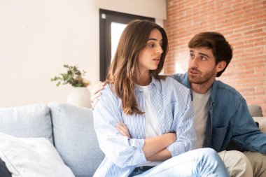 İlişki sorunları yaşayan bir çift, evde üzgün bir şekilde ayrılır. Kanepede oturup sessizce görmezden gelirler. Üzgün bir adam ve üzgün bir kadınla evlilikte kötü bir an.. 