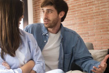 Genç, yetişkin bir çift evdeki kanepede oturup sorunları tartışıyor. Kız arkadaşı pencereden dışarı bakıyor ve erkek arkadaşı onunla konuşuyor. Stres hüsranı konsepti duyguları