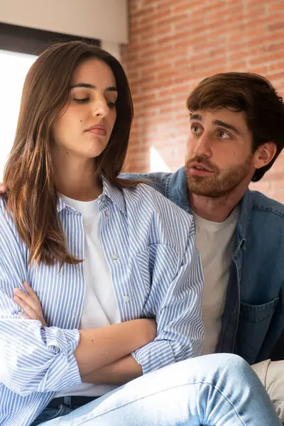 Genç bir çiftin yan yana oturup ilişki sorunlarını tartışırken, ayrılmayı ya da boşanmayı düşünürken. Aile âşıkları, perişan erkekler ve kadınlar, konuşmaktan kaçınır ve ilişki sorunlarında ihanetten acı çeker..