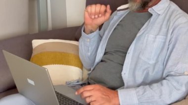 Günlük iş adamlarının klavyesini kapat, elektronik rapor hazırla, web sörfü bilgilerini hazırla, pazarlama veri araştırması yap veya müşteriyle çevrimiçi iletişim kur, masa başında otur..