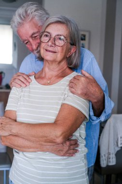 Evlerinde olgun bir çiftin önünde yaşlı bir adam karısını sevgi ve korumayla kucaklıyor. Romantik büyükanneler ve büyükbabalar birlikte vakit geçirmenin keyfini çıkararak sevgi ve sağlık gösterirler.