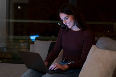 Gece geç saatlere kadar bilgisayarında çalışan genç bir serbest yazar sıkı bir proje için evdeki kanepede oturuyor. Başarıyı garantiye almak için çok çalışmak, evden para kazanmak için kablosuz teknolojiden yararlanmak