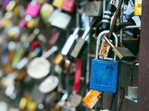 Kilitli Kilitlerin Yakın Çekimi Metal Izgaranın Etrafı Diğer Kilitlerle çevrili, Şehir Turizminde Aşkı ve Bağlılığı Sembolize Ediyor