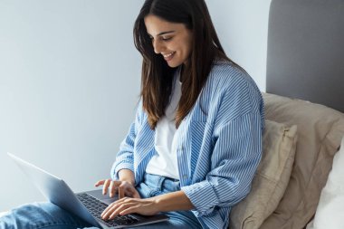 Yetişkin bir Womqan dizüstü bilgisayarını kullanarak iş ya da boş zaman aktivitesi için dinleniyor. Arkadaşlarla sohbet, internet bağlantısı. İnsanlar ve teknoloji. Uzaktan kumandalı otel çalışanı.