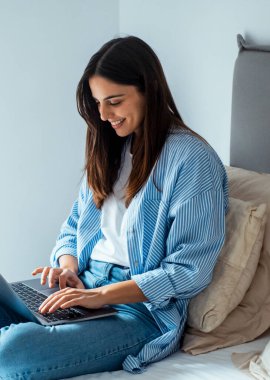 Yetişkin bir Womqan dizüstü bilgisayarını kullanarak iş ya da boş zaman aktivitesi için dinleniyor. Arkadaşlarla sohbet, internet bağlantısı. İnsanlar ve teknoloji. Uzaktan kumandalı otel çalışanı.