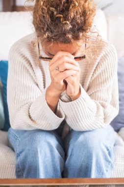 Olgun bir kadın evdeki koltukta tek başına oturur depresyon, hayal kırıklığı, yalnızlık ve kaygı hisseder. İlişki sorunları ve menopoz ve stresin duygusal etkileri üzerine kafa yorar.