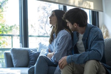 Milenyum erkek ve kadın evlerinde kanepede oturuyor, ilişki gerilimleri, finansal sorunlar, iş kaybı, ihanet, duygusal izolasyon, depresyon ve aşk çöküntüsü ile boğuşuyorlar.