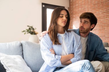 Kanepede oturan genç yetişkinler, mali istikrarsızlıkla, işsizlikle, evlilik gerilimiyle, duygusal uzaklıkla, güven sorunlarıyla ve aşk ilişkilerinin sonuyla yüzleşiyorlar.