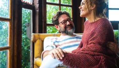 Olgun bir çift, sıcak ve huzurlu bir atmosferde kapalı bir dağ evinde kucaklaşıp öpüşüyor, tatildeyken romantik anların tadını çıkarıyor, sevgi, şefkat ve samimiyet paylaşıyor.