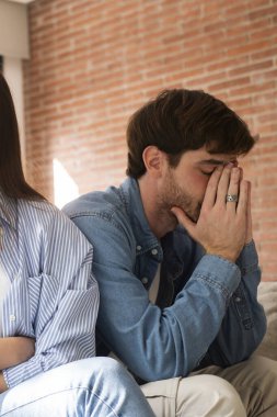 Sorunlu genç çift oturma odalarında kanepede oturuyor, birbirlerinden kaçıyorlar, düşüncelerde kayboluyorlar, güven sorunlarıyla uğraşıyorlar, duygusal kopukluklar, ilişki sorunları ve ihanetin yıkıcı etkileri.