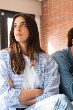 Sorunlu genç çift oturma odalarında kanepede oturuyor, birbirlerinden kaçıyorlar, düşüncelerde kayboluyorlar, güven sorunlarıyla uğraşıyorlar, duygusal kopukluklar, ilişki sorunları ve ihanetin yıkıcı etkileri.