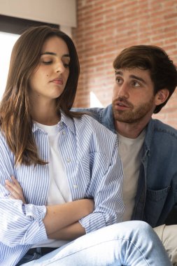 Kanepede oturan genç yetişkinler, mali istikrarsızlıkla, işsizlikle, evlilik gerilimiyle, duygusal uzaklıkla, güven sorunlarıyla ve aşk ilişkilerinin sonuyla yüzleşiyorlar.