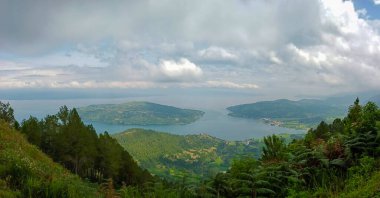 Kuzey Sumatra 'nın Balige bölgesinde yeşil bir vadi. Toba Gölü, Samosir Adası' nın manzarası var.