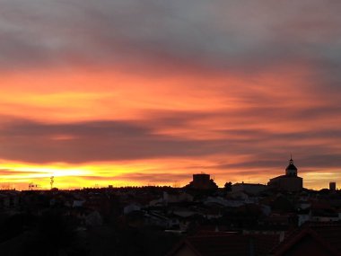 Köyde gün batımında turuncu ufuk.