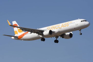 Sunclass Airbus A321 uçağı iniyor.