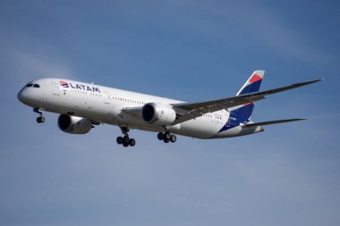 LATAM Havayolları Boeing 787 uçağı iniyor.