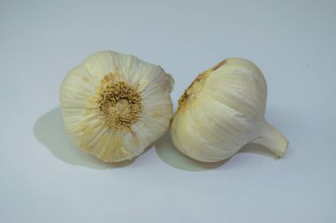 Cabezas de ajos blancos frescos