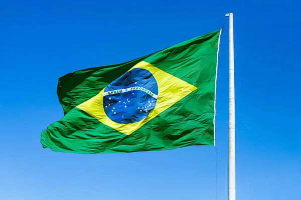 Bandeira Brasil País Localizado Continente Americano Fundo Azul Céu Balançando — Fotografia de Stock