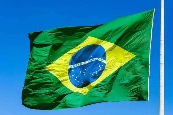 Bandeira Brasil País Localizado Continente Americano Fundo Azul Céu Balançando — Fotografia de Stock