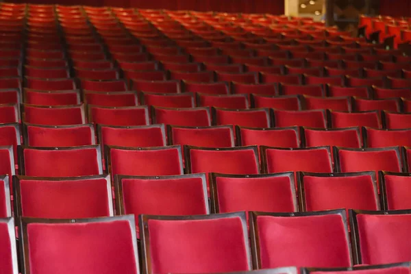 Sillas Rojas Aterciopeladas Teatro Con Continuidad Líneas —  Fotos de Stock
