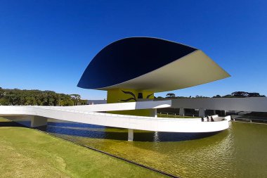Museu Oscar Niemeyer (MON), aynı zamanda Museu do Olho olarak da bilinir, Curitiba Şehir Merkezi 'nde mavi gökyüzünün olduğu bir günde yer alır..