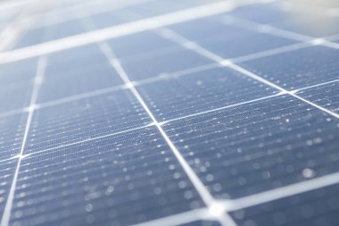 Fotovoltaik plaka, odak noktası ve bulanık bir arkaplan ile güneş ışığını enerjiye dönüştürür..