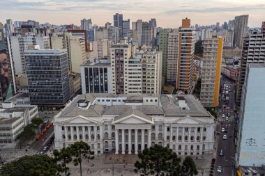 Parana Federal Üniversitesi 'nin (UFPR) tarihi binası, öğleden sonra bir İHA ile turuncu tonları ile çekildi. Bina Santos Andrade Meydanı 'nda, Curitiba' nın merkezinde yer almaktadır..