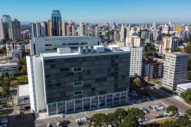 Adalet Sarayı, Parana Yargı Gücü 'nün merkezi, Curitiba' daki şehir merkezinde, güneşli bir günde arka planda merkez bölgenin binalarıyla birlikte..